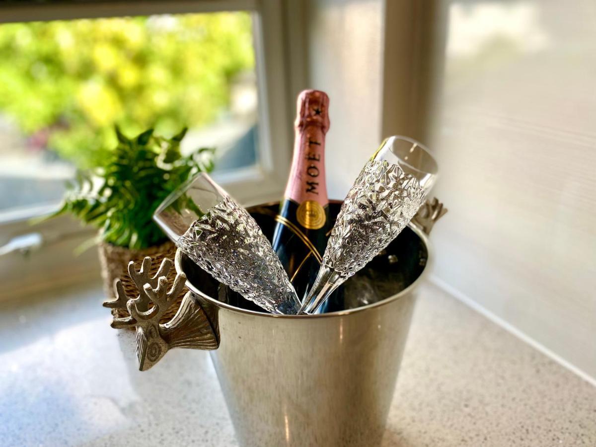 2 Min Walk To The Best Beach! Stunning Newly Refurbished Stylish 2 Bedroom Apartment! - Great Location - Free Parking - Fast Wifi - Smart Tv - Sleeps Up To 4! Close To Bournemouth & Poole Town Centre & Sandbanks Exteriör bild