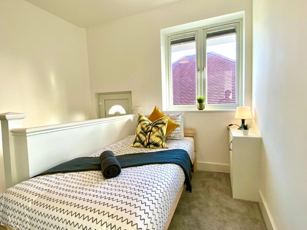 2 Min Walk To The Best Beach! Stunning Newly Refurbished Stylish 2 Bedroom Apartment! - Great Location - Free Parking - Fast Wifi - Smart Tv - Sleeps Up To 4! Close To Bournemouth & Poole Town Centre & Sandbanks Exteriör bild